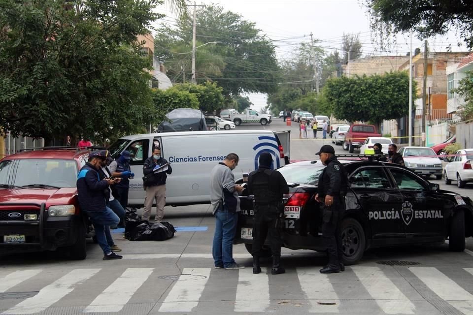 Cuando estaba en la calle esperando el transporte público en la Colonia Oblatos, un hombre fue asaltado y asesinado.
