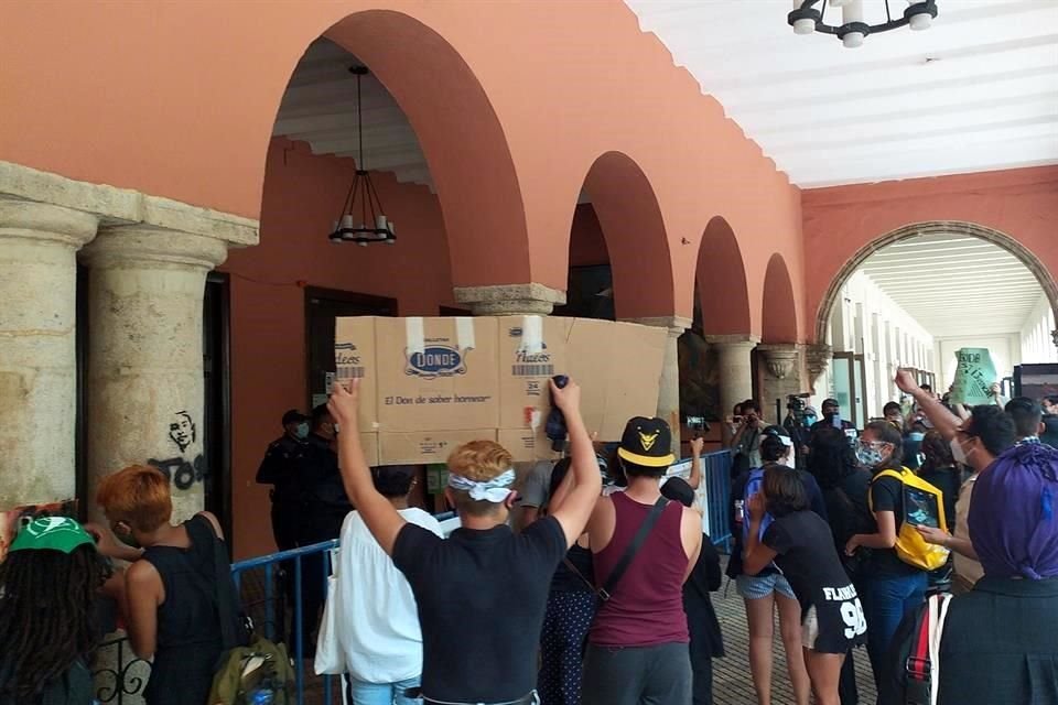 La manifestación se conglomeró en el Palacio municipal.