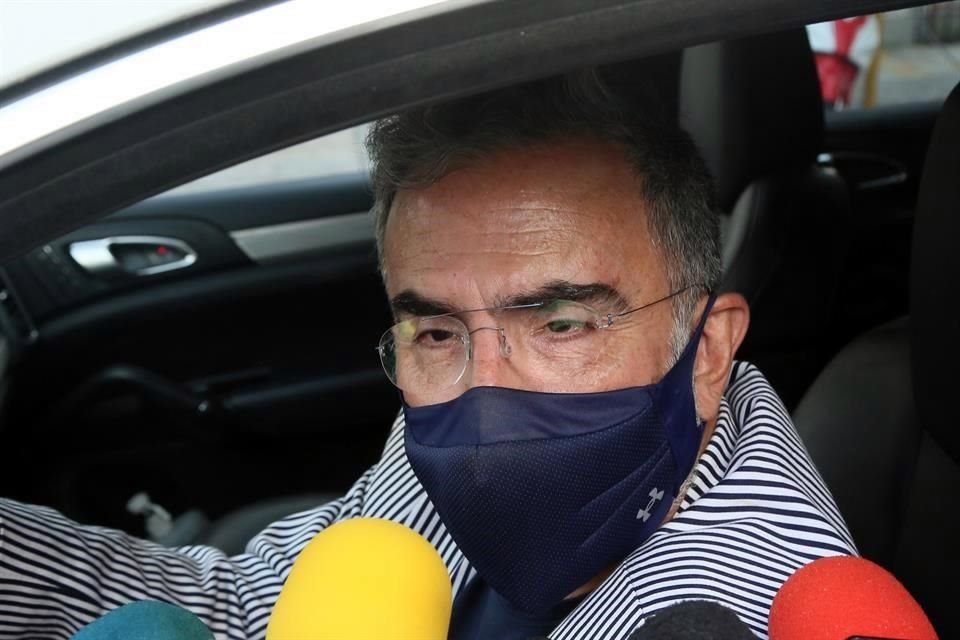 Vicente Fernández Jr. habla del estado de salud de su padre a las afueras del hospital donde se encuentra.