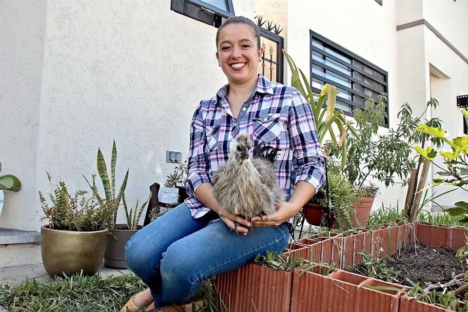 Angie Montemayor utiliza los desechos de su gallina Lupita para fertilizar su huerto urbano.