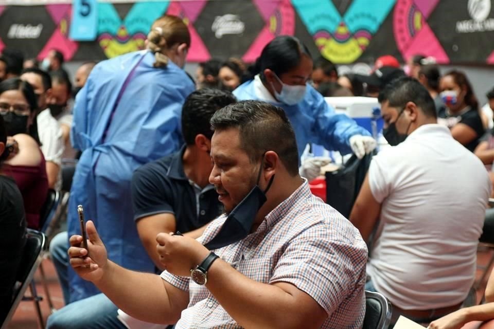 A partir de las 13:00 horas se habilitará la página para que personas que no han recibido la primera dosis de la vacuna, saquen su cita y habrá otro macromódulo de vacunación en Tlajomulco.