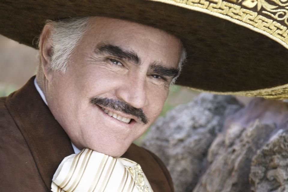 Vicente Fernández fue reportado grave pero estable tras su intervención quirúrgica; según comunicado, sufrió un traumatismo raquimedular a nivel de su columna cervical. 