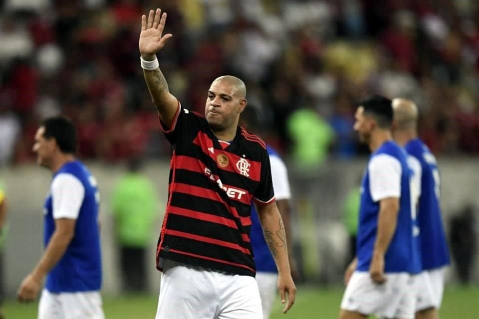 Adriano se ha retirado oficialmente del futbol.