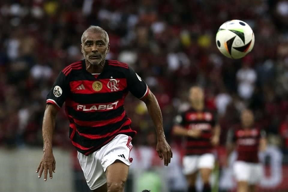 Romario fue uno de los ex astros que acompañó a Adriano.