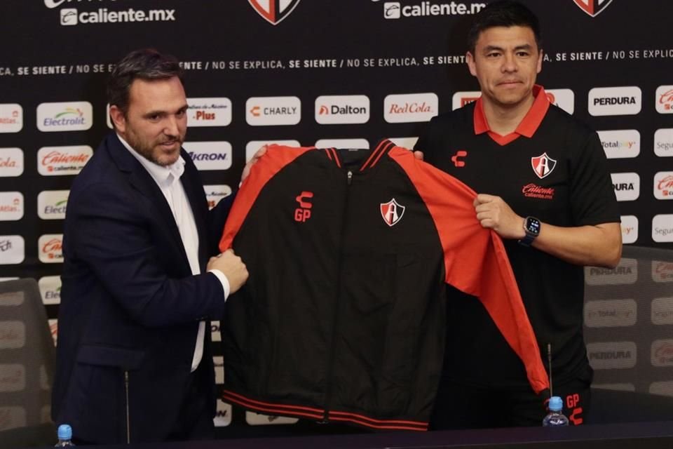 Gonzo Pineda, el nuevo técnico de Atlas, fue cuestionado por su pasado como jugador de Chivas y dijo que eso es pasado y será profesional.