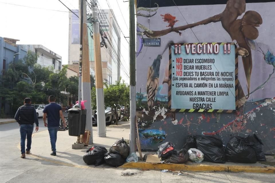 Bolsas con residuos obstruyen la banqueta de Pedro Moreno esquina Camarena, en la Americana.