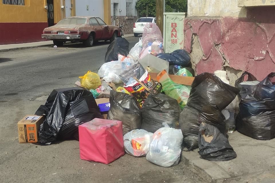 Basura sobre la Calle Aldama en sus colindancias con 28 de Enero, Clavel y José Luis Verdía.