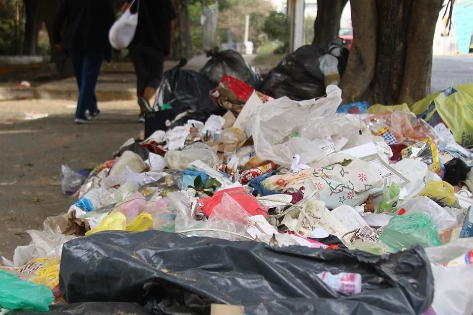 La basura también se acumula en la Colonia Miravalle.