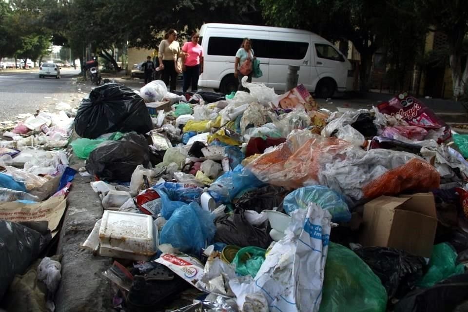 La producción promedio de desechos por tapatío pasó de 0.7 a 1.3 kilos por en los últimos 30 años. Aquí, la esquina de Gobernador Curiel y Andador Antonio Pérez, en la Colonia Miravalle.