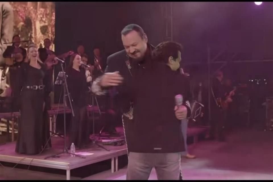 Pepe Aguilar invitó al escenario a su yerno Christian Nodal, en Querétaro y desacreditó a los 'haters' y medios sobre su 'mala' relación.