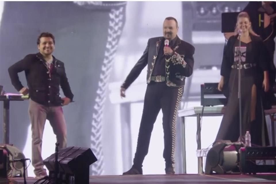 Pepe Aguilar invitó al escenario a su yerno Christian Nodal, en Querétaro y desacreditó a los 'haters' y medios sobre su 'mala' relación.