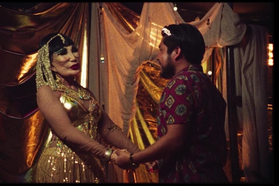 La vedette Lyn May participa en 'Levantamuertos', comedia negra de José Eduardo Castilla, que se estrenará en el Festival de Rotterdam.
