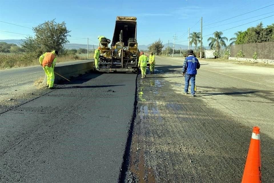 La SICT ejecuta el programa 'Bachetón' en la Carretera Federal 80, tramo de Cocula a Cihuatlán.