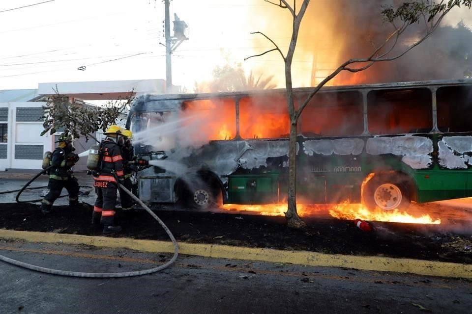 Un camión de transporte público se quemó cuando le cayeron encima cables de luz.