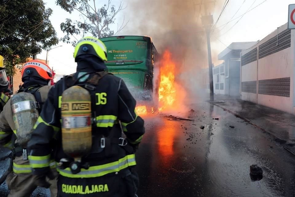 Un camión de transporte público se quemó cuando le cayeron encima cables de luz.