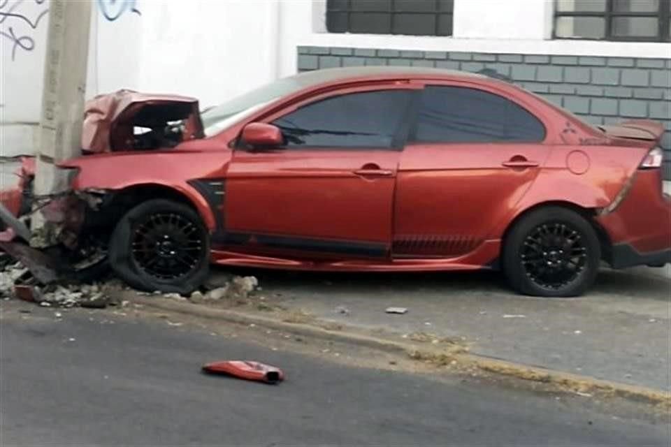 El chofer del auto que chocó contra el poste terminó lesionado.