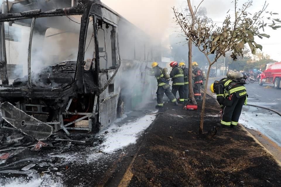 Un camión de transporte público se quemó cuando le cayeron encima cables de luz.