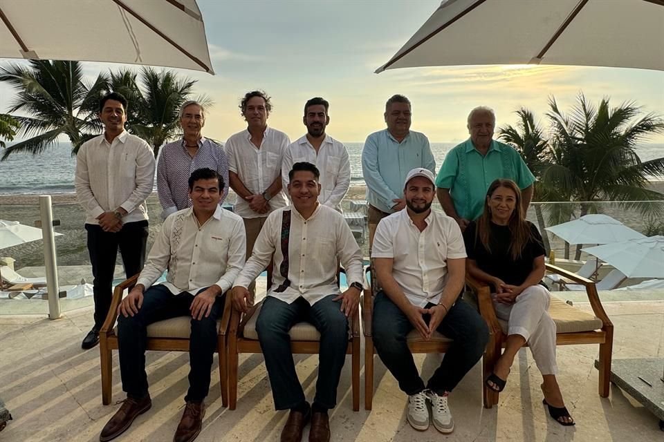 La reunión entre empresarios, Consejo Municipal Empresarial, diputados y senadores, fue convocada por el Alcalde de Puerto Vallarta, Luis Munguía.