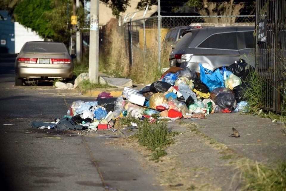 En la Colonia Jardines de la Cruz, ayer el camión de la basura tenía ya 7 días sin pasar, de acuerdo con vecinos.