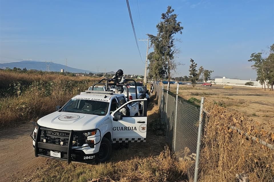 En una brecha que está a un costado de un canal del Fraccionamiento Los Silos, en Tlajomulco de Zúñiga, fueron localizados los cadáveres de tres personas.