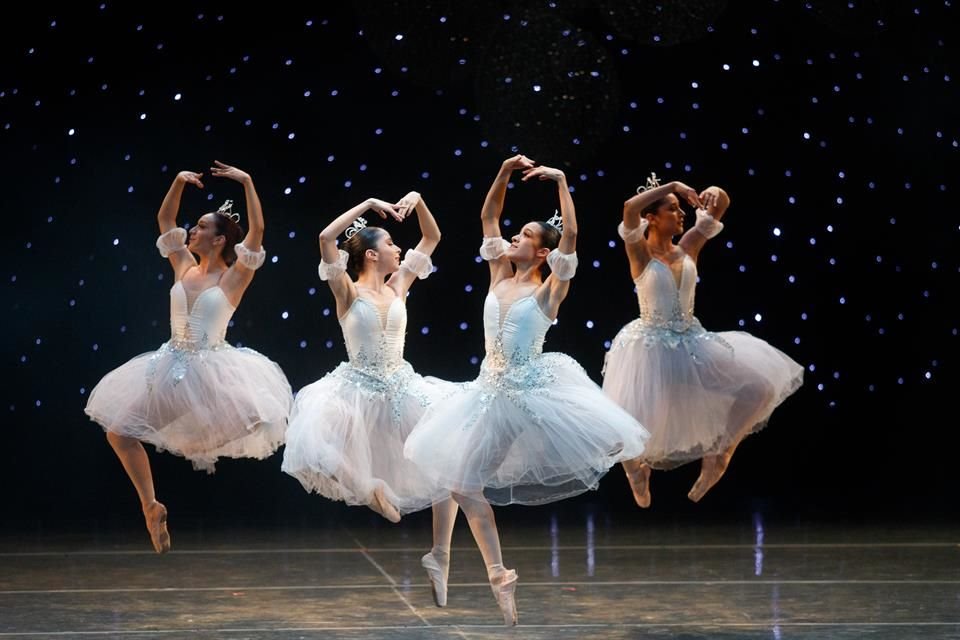 Los bailarines se reunieron en un salón reluciente, iluminado por las estrellas del cielo en la escenografía.