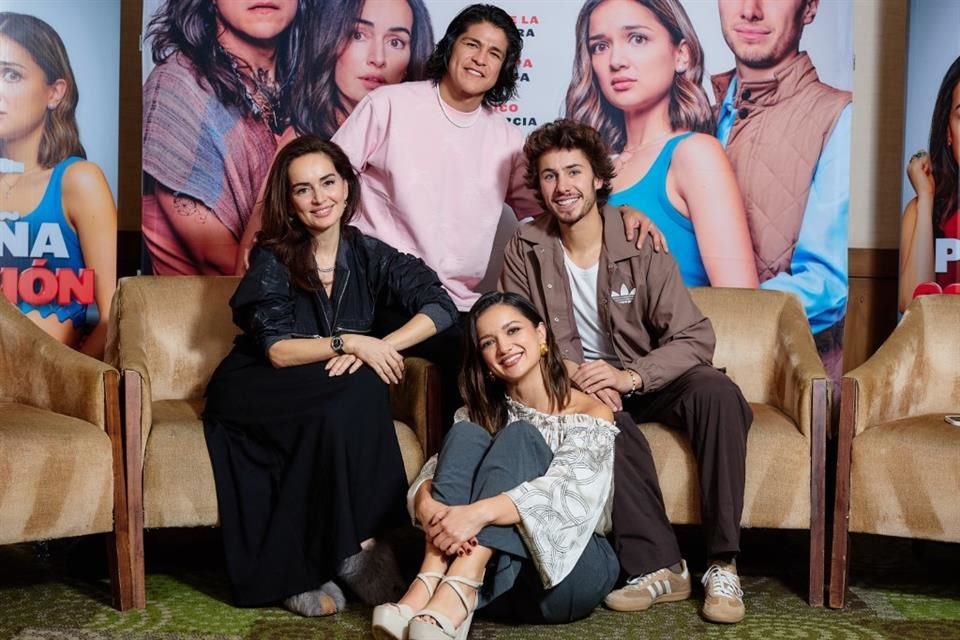 Ana de la Reguera, Cristo Fernández, Juanpa Zurita y Vico Escorcia, protagonistas de 'Una Pequeña Confusión'.