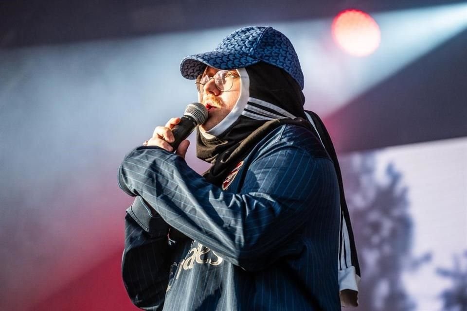 Rusowsky es un cantante y productor nacido en Valladolid, España en 1999 y criado en Madrid.