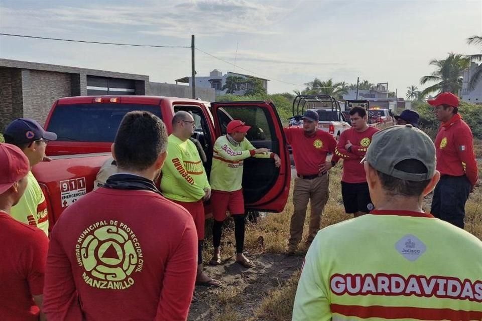 Bomberos del Estado apoyan la búsqueda de un joven en una playa de Cuyutlán.