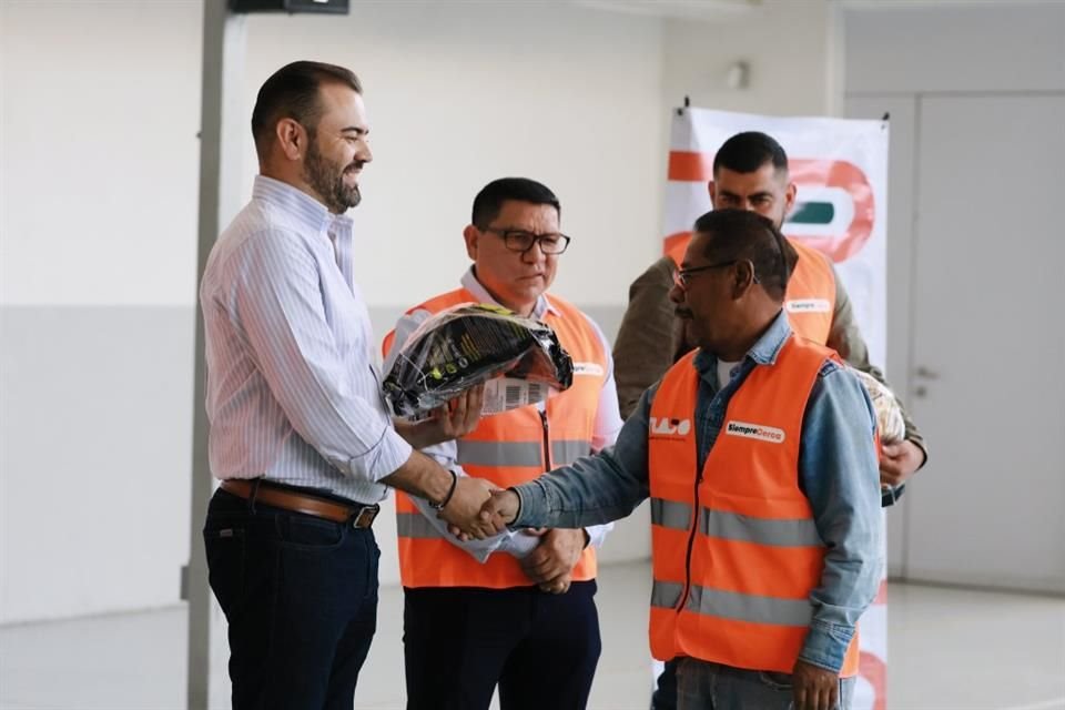 Entrega de indumentaria al personal de la Dirección de Alumbrado Público de Tlajomulco.