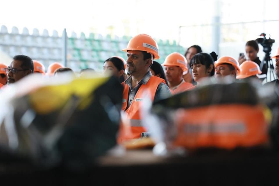 Entrega de indumentaria al personal de la Dirección de Alumbrado Público de Tlajomulco.