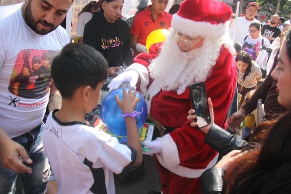 Pelotas, figuras de acción y muñecas estuvieron entre los regalos hechos con ayuda de Santa Claus.