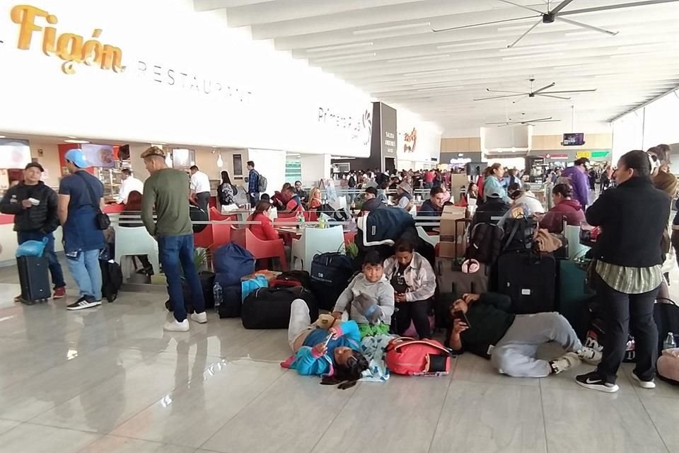 Ante la falta de asientos, los viajeros tuvieron que esperar sentados o acostados en el suelo.