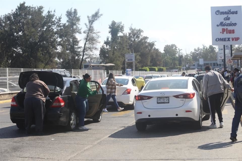 En el estacionamiento se hicieron hasta dobles filas para bajar a quienes iban a viajar a otros destinos.
