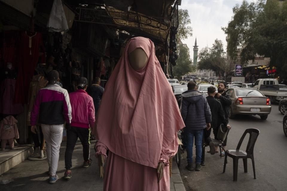 Vestimenta islámica para mujeres vista en las banquetas de Damasco, el 23 de diciembre del 2024.