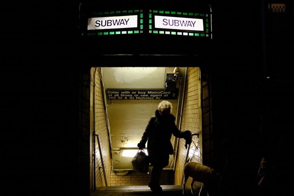 Una mujer sale de una estación del metro de la ciudad de Nueva York, en Manhattan, el 15 de diciembre del 2024.