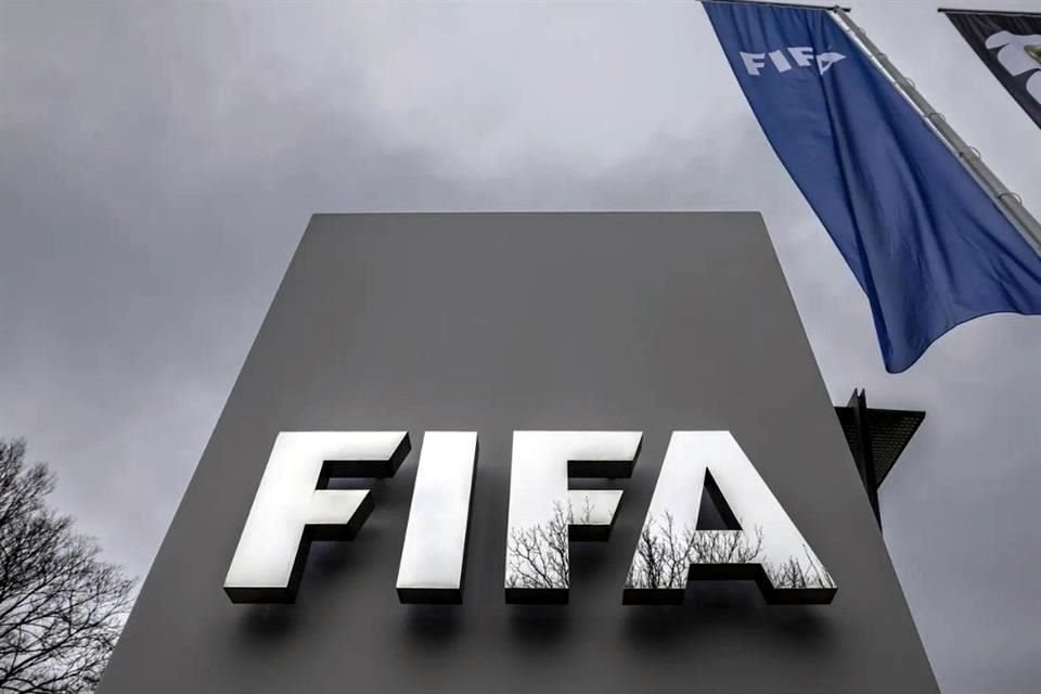 En un caso sin precedente, FIFA sancionó y bloqueó al promotor Alejandro López Martínez para prestar sus servicios como agente de jugadores.