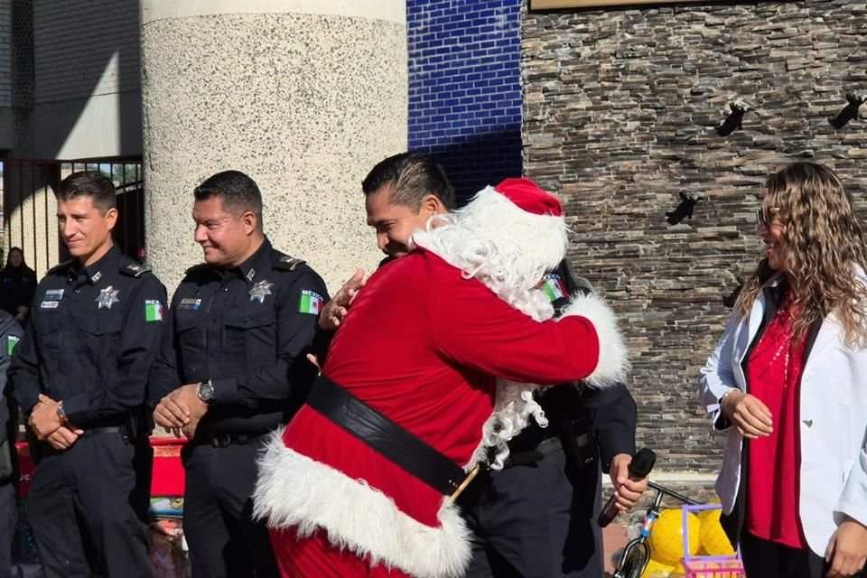 Para abonar a la proximidad ciudadana y llevar sonrisas a niños, las comisarías de GDL y Tlajomulco repartieron juguetes en varias colonias.