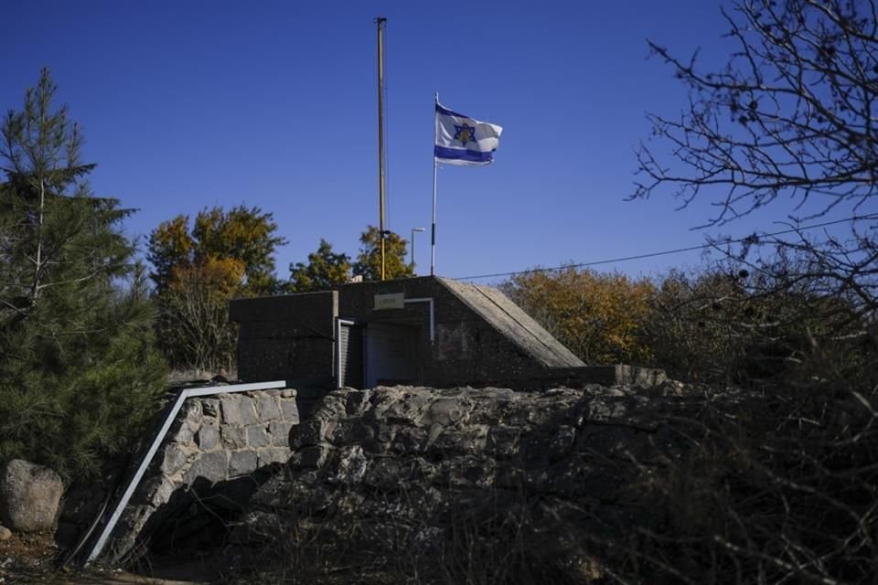 Una bandera israelí en la entrada de un refugio para bombas en un Kibutz en los Altos del Golán, el 19 de diciembre del 2024.