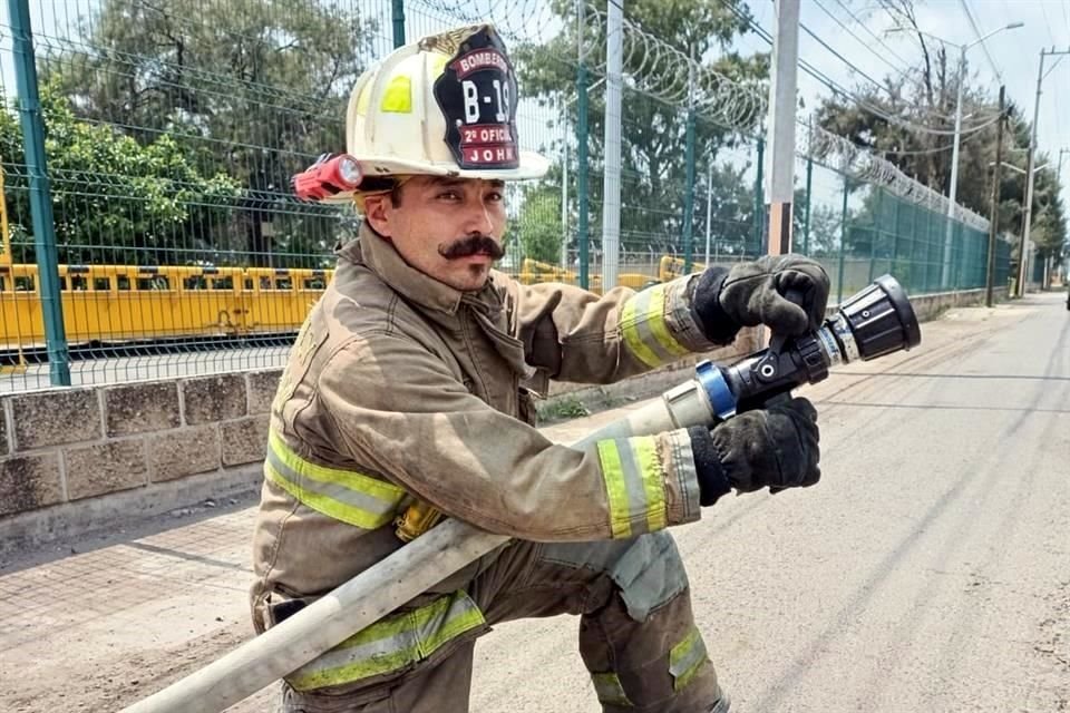 Jonathan Martínez Plascencia es uno de los tantos rescatistas que hacen guardia en Navidad.