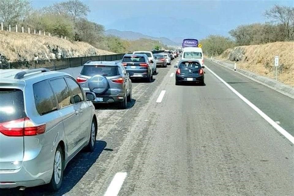 Desde septiembre hay señalamientos de la lentitud con que avanzan los autos en la caseta de Amado Nervo.