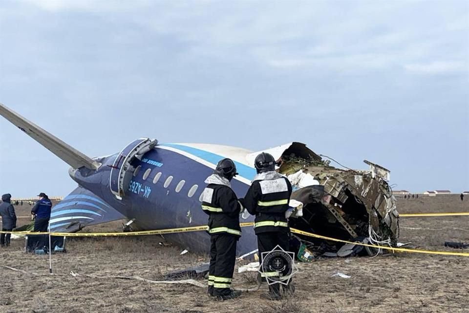 Rescatistas laboran en el sitio donde un avión se estrelló en Kazajistán, el 25 de diciembre del 2024.