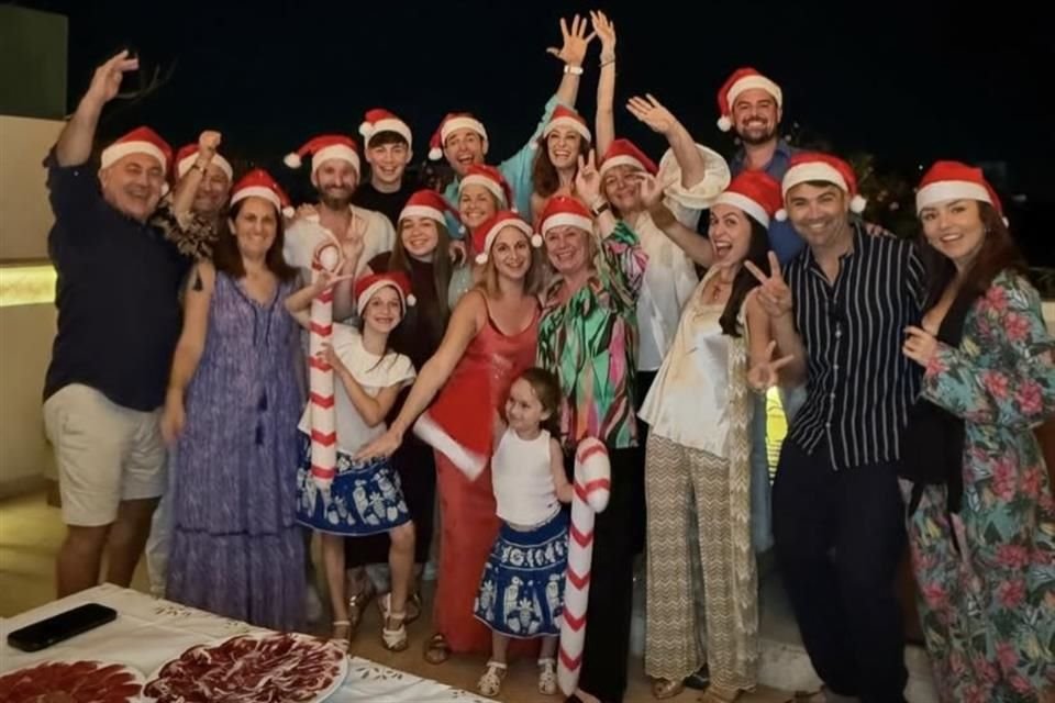 Sebastián Rulli compartió imágenes de su cena y festejo de Navidad.