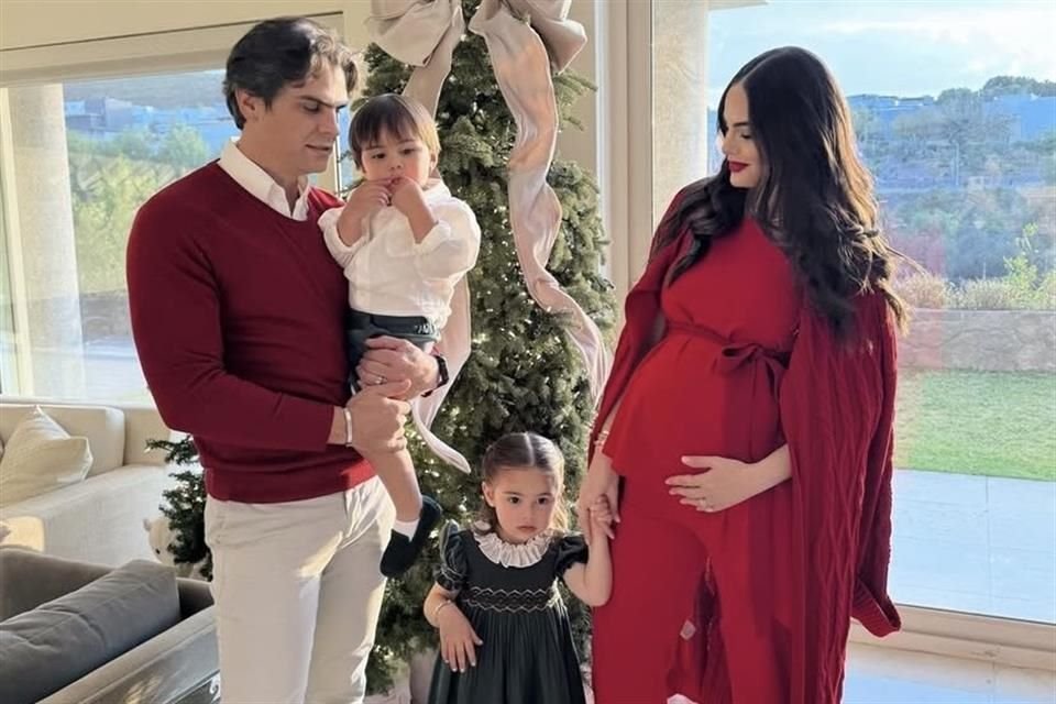 Ximena Navarrete, su esposo Juan Carlos Valladares y sus hijos.