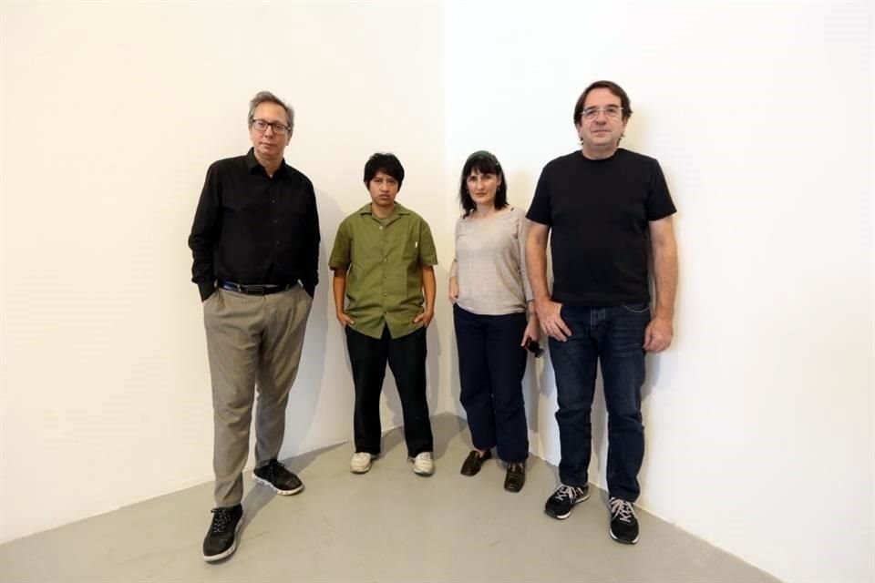 El curador Ferran Barenblit con los artistas Andy Medina, Mabel Palacín e Ignasi Aballí.