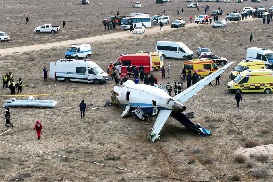 El Embraer 190 habría recibido impactos en el fuselaje, de acuerdo con nuevas versiones.