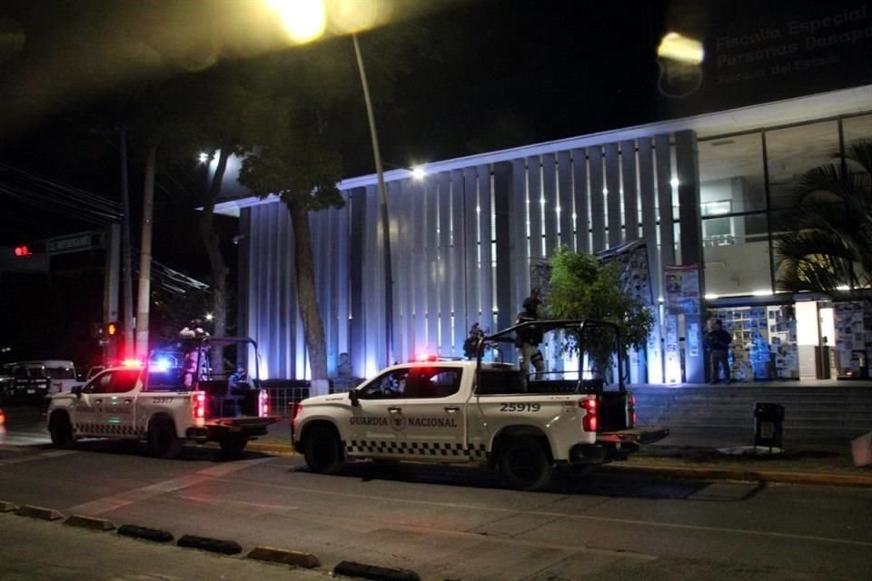 Las autoridades federales ocupan un carril de la Calzada Independencia, esquina con Hospital, con los vehículos oficiales.