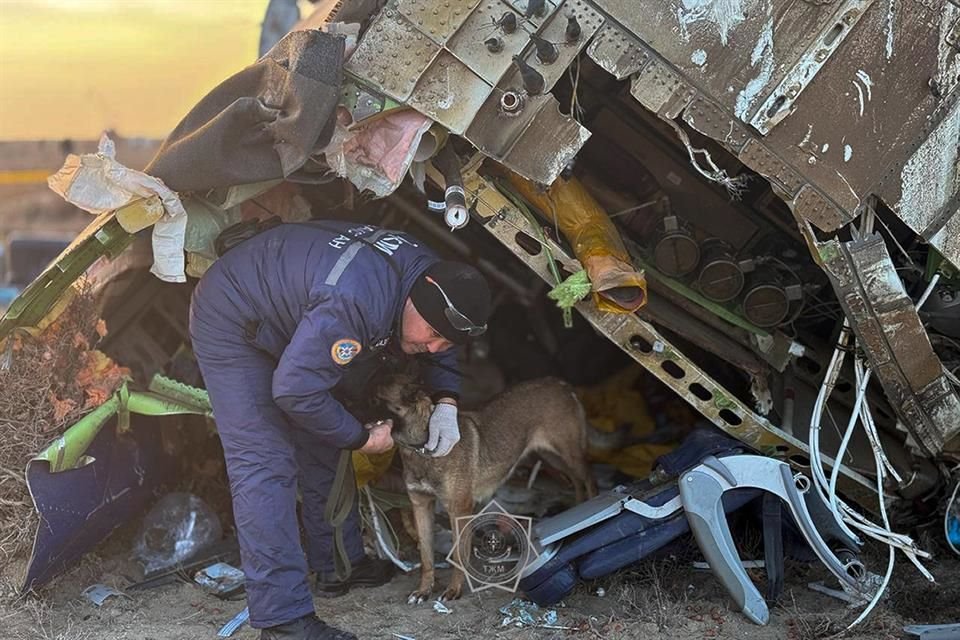 Rescatistas buscan entre los escombros del siniestro de un avión en Kazajistán, el 26 de diciembre del 2024.