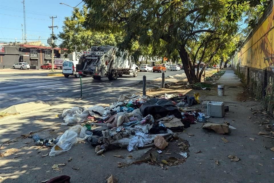 Montones de basura son los que se acumulan sobre sobre Avenida Washington en Guadalajara.