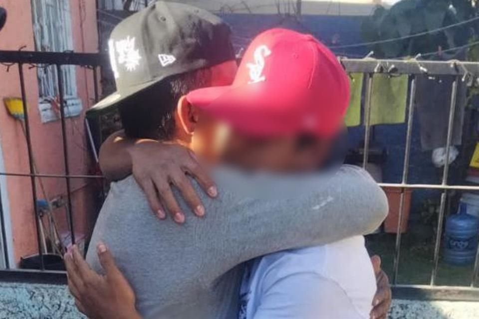 Delincuentes llamaron por teléfono a un adolescente, le pidieron el teléfono de sus padres, para fingir un secuestro y pedir un rescate de 300 mil pesos. La policía reunió al joven con su familia.