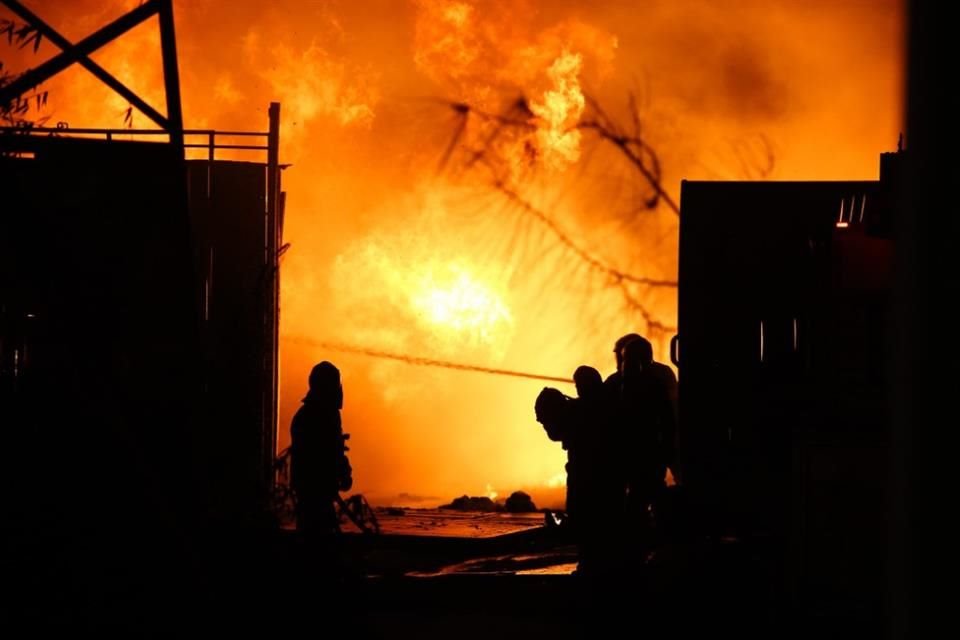 Bomberos de Zapopan combaten un incendio en una recicladora en la Colonia El Briseño; no se han reportado lesionados.